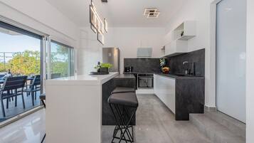 Fridge, oven, dishwasher, coffee/tea maker