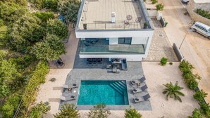 A modern two-story house with a rooftop terrace, a swimming pool, and a patio area. - Luxurious home in Mandre (Mandre)
