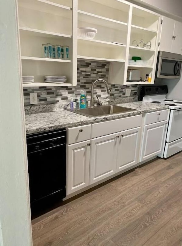 Refrigerador, microondas, placa de cocina, lavavajillas