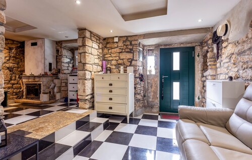 Amazing home in Barban with WiFi