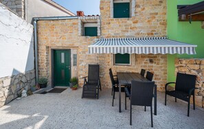 Outdoor dining - Amazing home in Barban with WiFi (Barban)