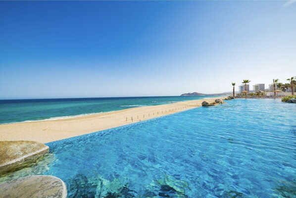 On the beach - Valencia located between tulie and tequila Beach Cove (San José del Cabo)