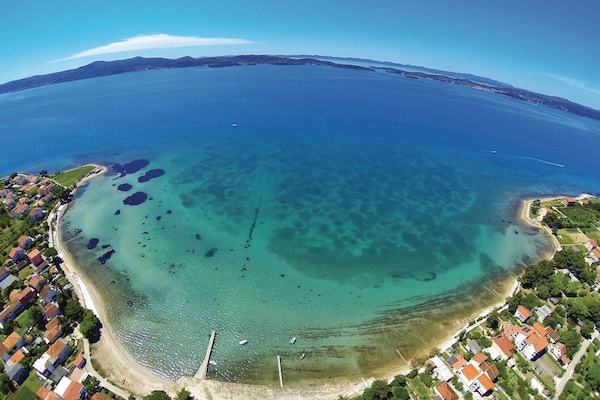 Una spiaggia nelle vicinanze