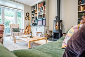 TV, fireplace - 29 Wentworth Road, Aldeburgh (Aldeburgh)