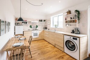 Fridge, microwave, oven, stovetop - Print Rooms, Leiston (Leiston)