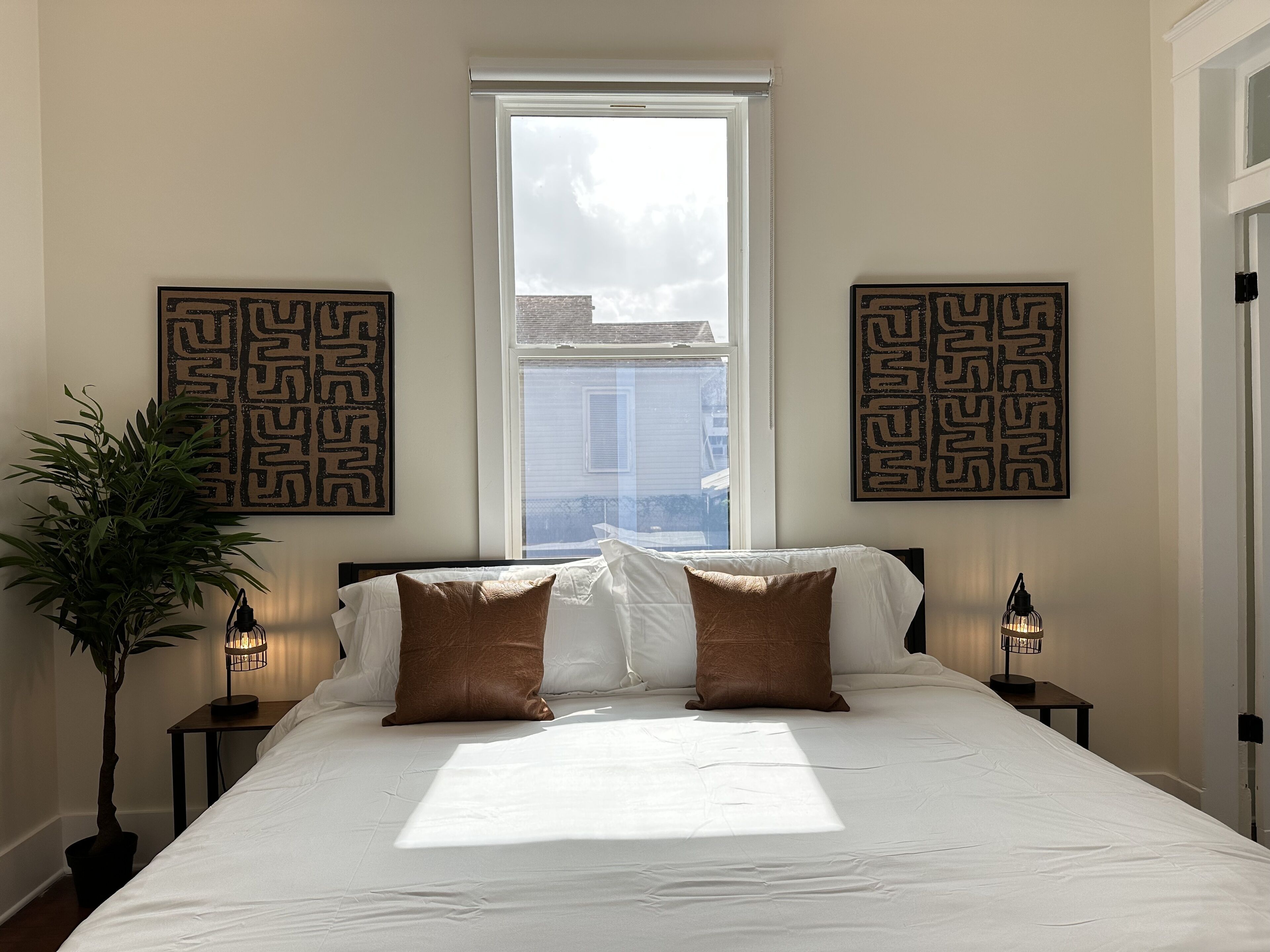 3 habitaciones, tabla de planchar con plancha y cuna de viaje 