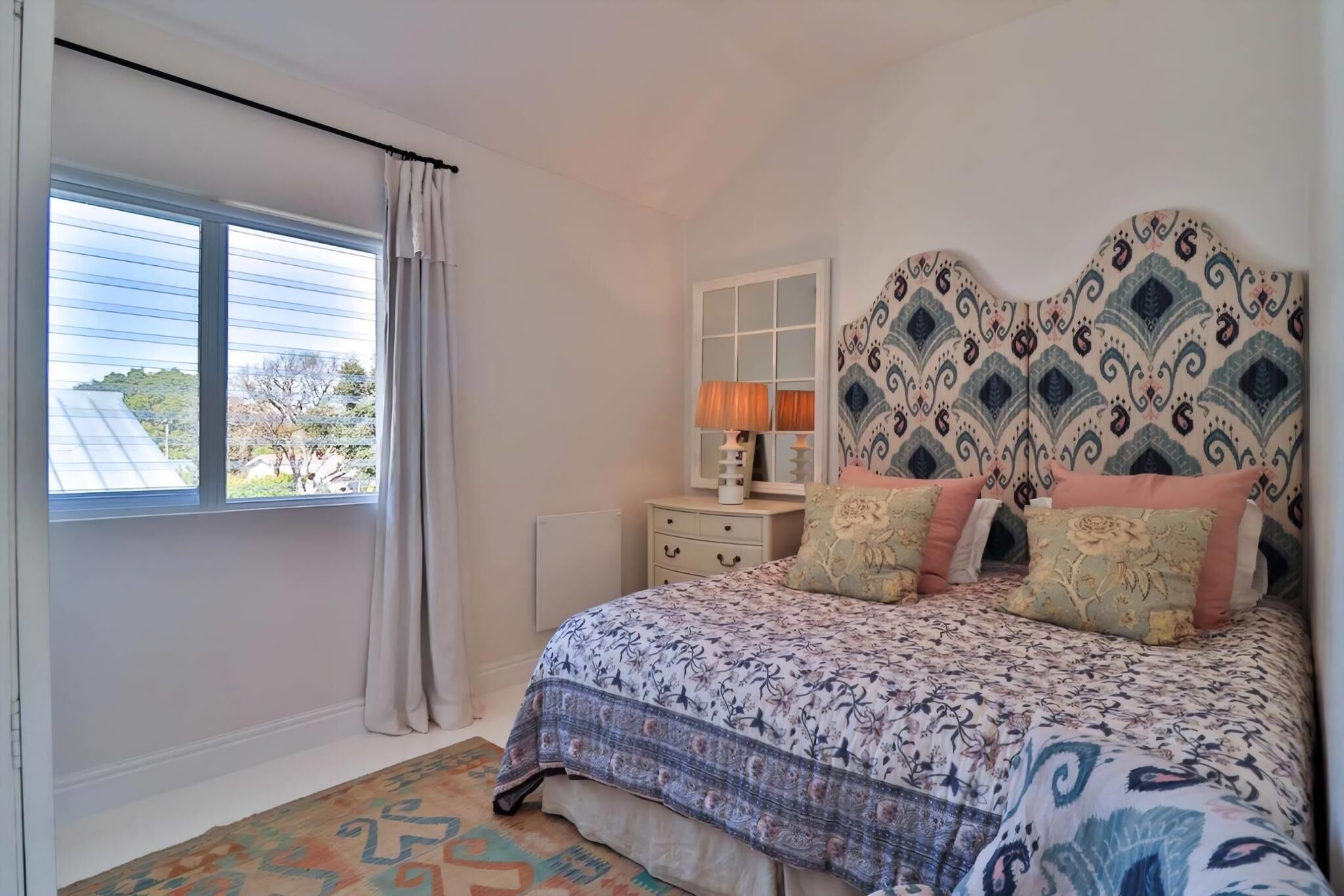 6 bedrooms, desk, iron/ironing board, free WiFi
