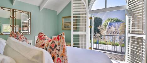6 bedrooms, desk, iron/ironing board, free WiFi