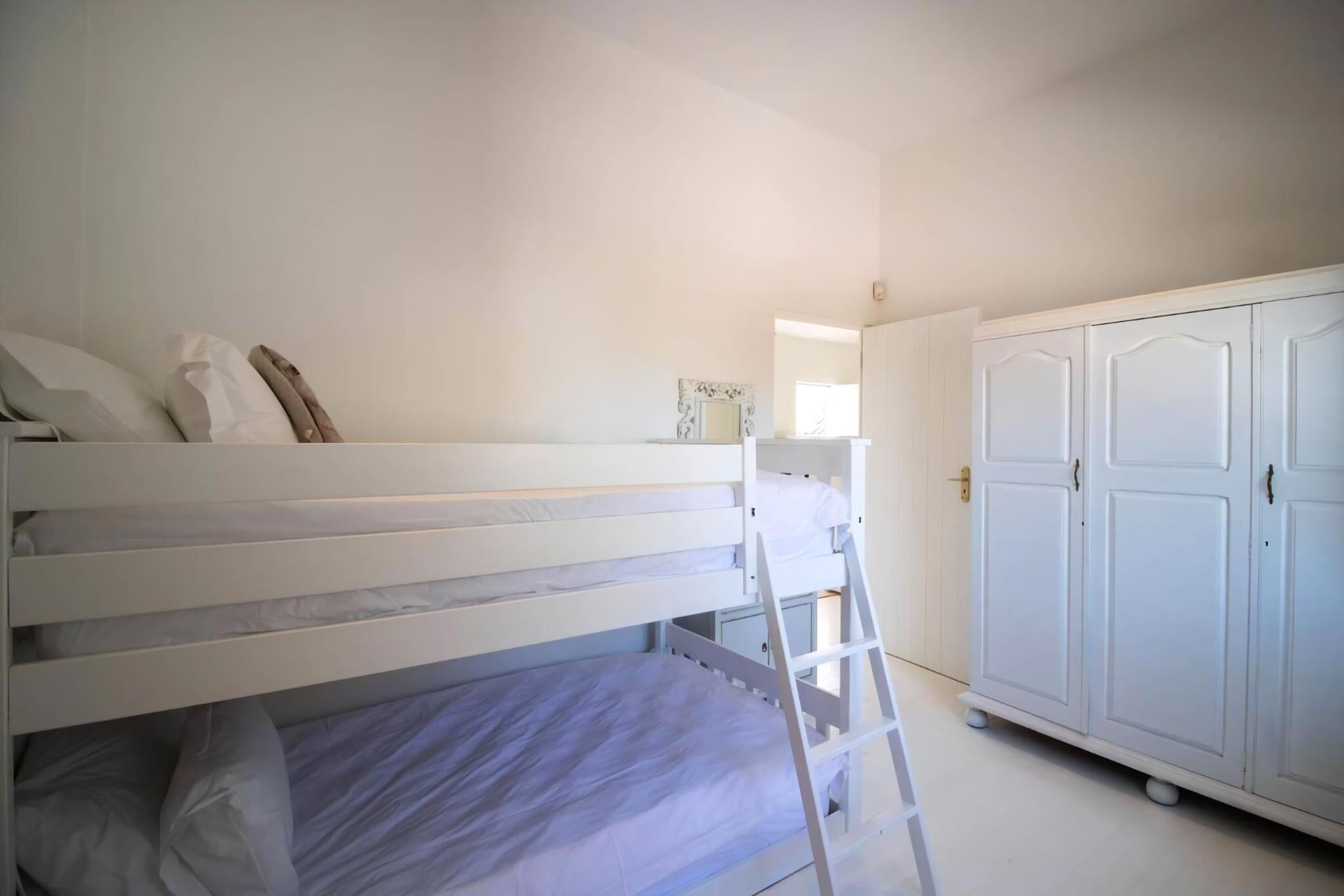 6 bedrooms, desk, iron/ironing board, free WiFi