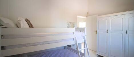 6 bedrooms, desk, iron/ironing board, free WiFi