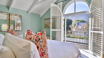 6 bedrooms, desk, iron/ironing board, free WiFi