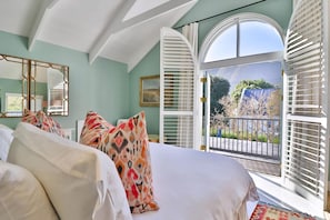 6 bedrooms, desk, iron/ironing board, free WiFi