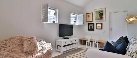 Smart TV, fireplace