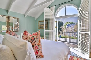 6 bedrooms, desk, iron/ironing board, free WiFi - Ant's Nest | Private garden | Plunge pool (Hermanus)