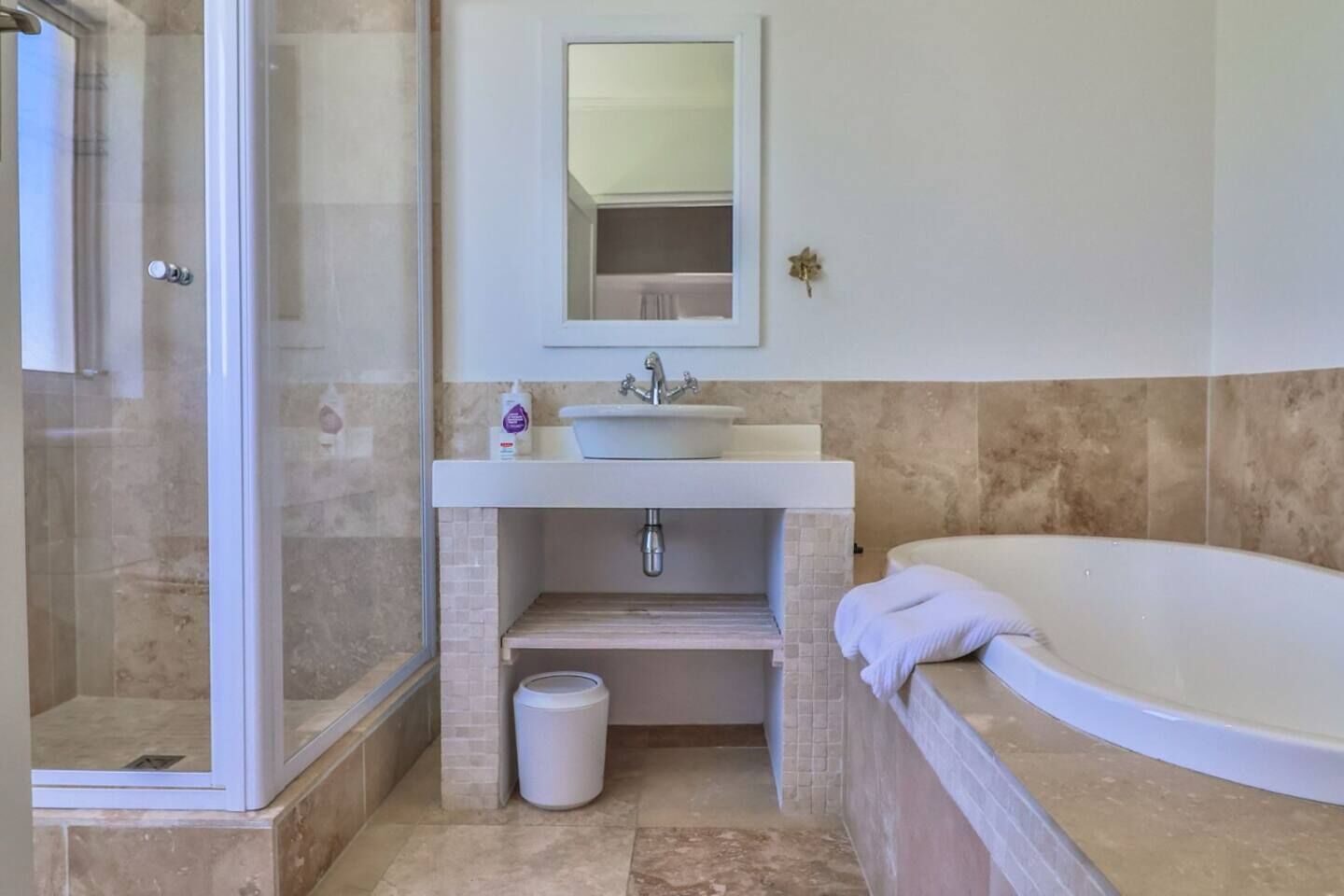 Baignoire, séchoir à cheveux, serviettes fournies, savon