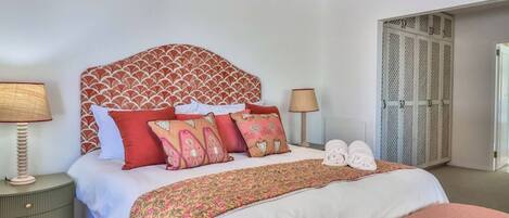 4 bedrooms, iron/ironing board, free WiFi, bed sheets