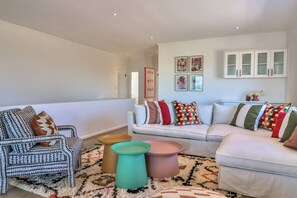 Unclassified image, 2 of 40, button - Zo'luha | Spacious family home | Mountain View (Hermanus)