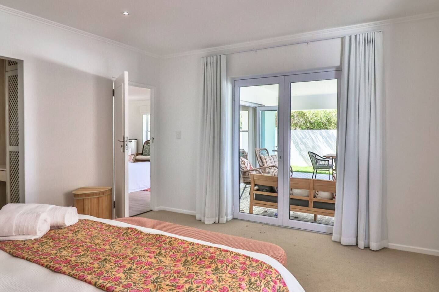 4 bedrooms, iron/ironing board, free WiFi, bed sheets