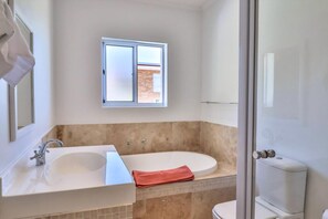 Baignoire, sèche-cheveux, serviettes fournies, savon