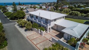 Exterior - Zo'luha | Spacious family home | Mountain View (Hermanus)