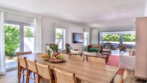 Dining - Zo'luha | Spacious family home | Mountain View (Hermanus)