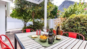 Outdoor dining - Ladybird | Designer Cottage near Grotto Beach (Hermanus)