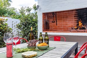 Outdoor dining - Ladybird | Designer Cottage near Grotto Beach (Hermanus)