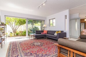 TV, fireplace - Ladybird | Designer Cottage near Grotto Beach (Hermanus)