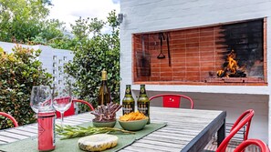 Outdoor dining - Ladybird | Designer Cottage near Grotto Beach (Hermanus)