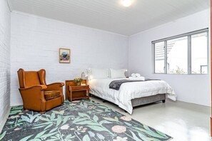 2 bedrooms, desk, iron/ironing board, free WiFi - Ladybird | Designer Cottage near Grotto Beach (Hermanus)