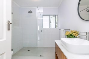 Séchoir à cheveux, shampooing