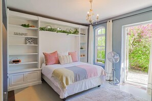 5 bedrooms, in-room safe, desk, iron/ironing board - Coastal Mellows | A piece of Italy | Town centre (Hermanus)