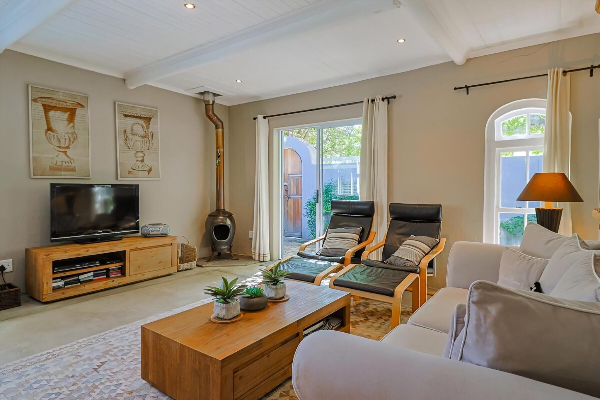 Smart TV, fireplace, stereo
