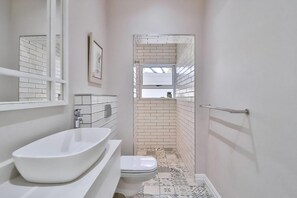 Combined shower/bathtub, hair dryer, soap, shampoo