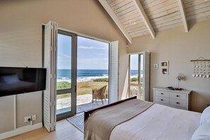 4 bedrooms, desk, iron/ironing board, free WiFi - Southern Comfort Villa | Elegant Seafront Escape | Pool & Cliff Path Access (Hermanus)