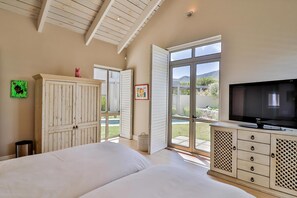 4 bedrooms, desk, iron/ironing board, free WiFi