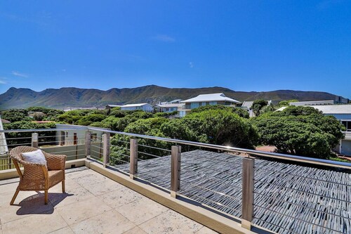Southern Comfort | Seafront | Pool & cliff path