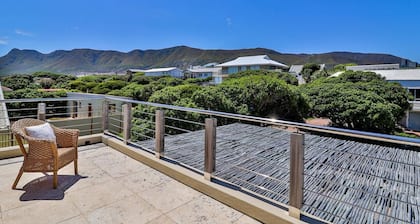 Southern Comfort | Seafront | Pool & cliff path