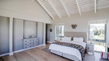 4 bedrooms, desk, iron/ironing board, free WiFi