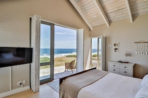 4 bedrooms, desk, iron/ironing board, WiFi (free)
