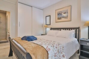 4 bedrooms, desk, iron/ironing board, free WiFi - Rooftop Terrace | Grotto Beach | Ocean views (Hermanus)