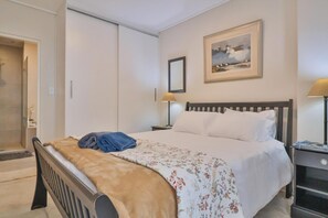 4 bedrooms, desk, iron/ironing board, free WiFi - Rooftop Terrace | Grotto Beach | Exquisite ocean views (Hermanus)