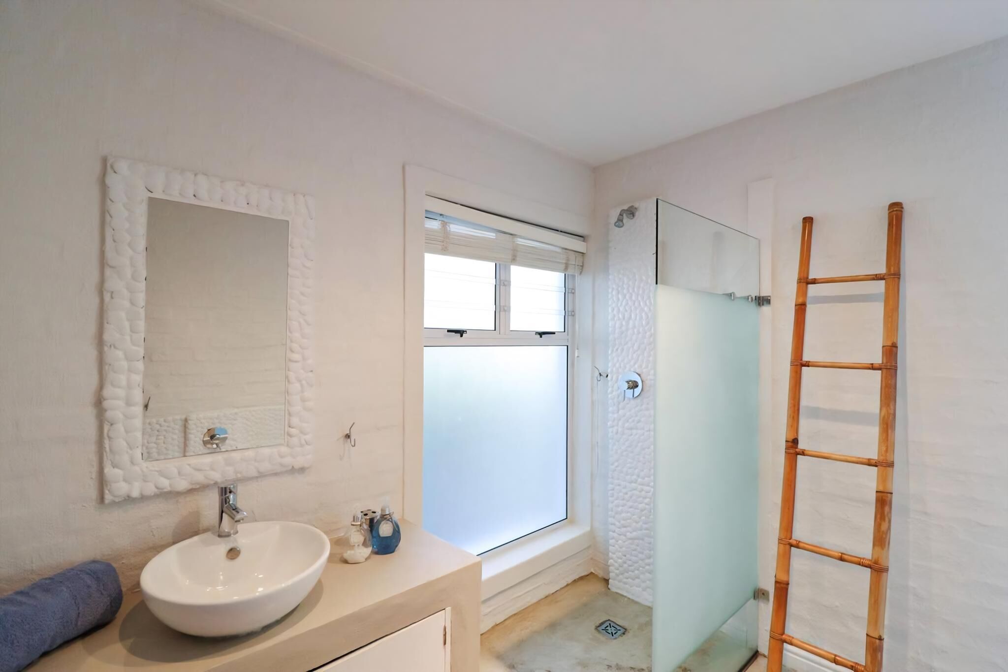 Badewanne, Haartrockner, Handtücher, Seife