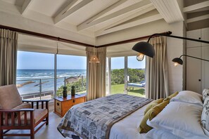 5 bedrooms, in-room safe, desk, iron/ironing board - Vinho Verde | Splendid sea view | Jacuzzi (Franskraal)