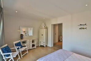 5 室のベッドルーム、セーフティボックス (室内)、デスク、アイロン / アイロン台
