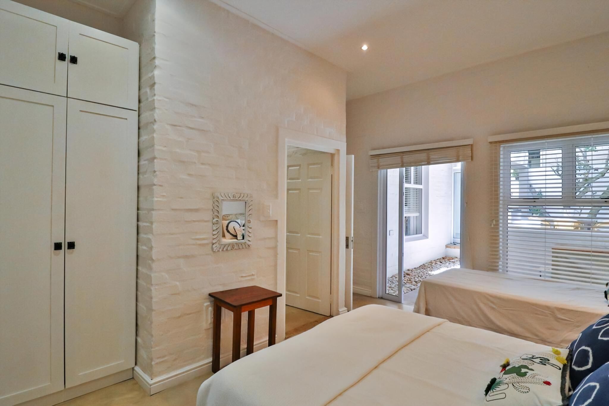 5 bedrooms, in-room safe, desk, iron/ironing board