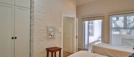 5 bedrooms, in-room safe, desk, iron/ironing board