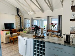 Smart TV y chimenea 