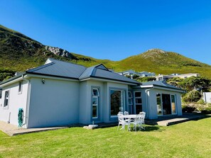 Exterior - Sunbird Villa | Sea and mountain escape (Onrus)