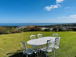 Outdoor dining - Sunbird Villa | Sea and mountain escape (Onrus)